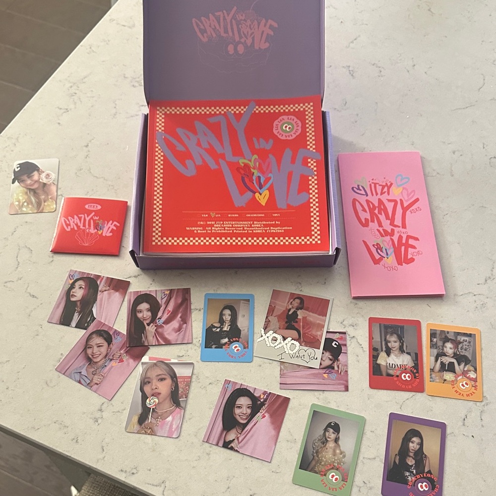 ITZY Crazy in Love box with Photocards